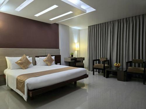 古瓦哈提Hotel Daaysco Oley Allo的一间卧室,卧室内配有一张大床