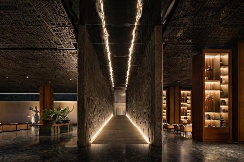 沙努尔Bali Beach Hotel的一间房间,墙上设有走廊和灯