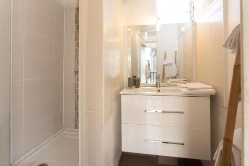 圣保罗7 - LE VACOA - CHAMBRE 7 ETG g的白色的浴室设有水槽和淋浴。