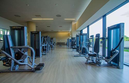Djibloho迪布洛霍大酒店的健身房,配有一排跑步机和机器