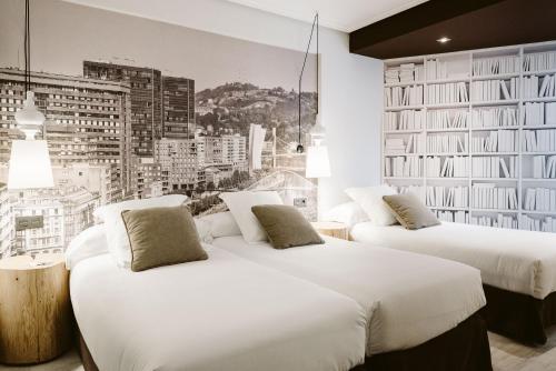 毕尔巴鄂阿万多酒店的城市酒店客房的两张床