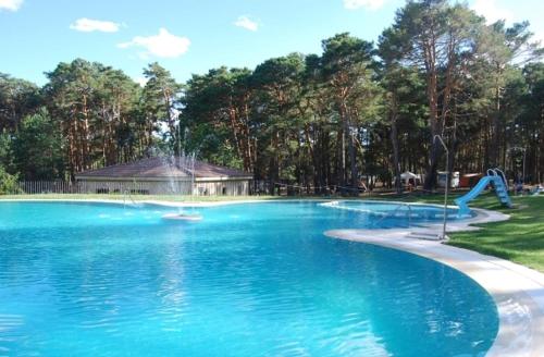 阿韦哈尔武瑞比欧尼露营酒店的一个带水滑梯的大型游泳池