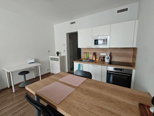 布拉格Comfort flat with great location的一间带木桌的厨房和一间餐厅