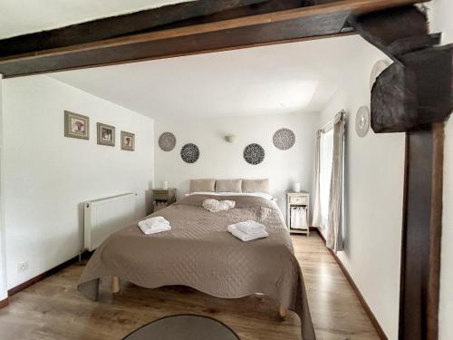 MontpinchonGite La Clef des Champs的一间卧室配有一张床,上面有两条毛巾