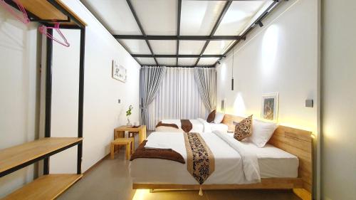 西哈努克Cool Home Office, Sihanoukville的一间卧室设有一张大床和一个窗户。