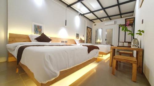 西哈努克Cool Home Office, Sihanoukville的一间卧室配有一张大床和一张桌子