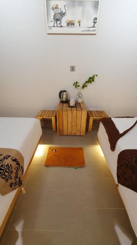 西哈努克Cool Home Office, Sihanoukville的一间设有两张床和一张桌子的房间