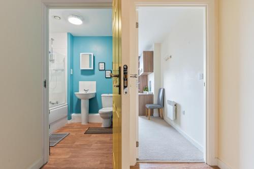 特尔福德247 Serviced Accommodation in Telford 2 BR Apartment的一间带卫生间和水槽的浴室