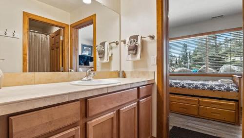 莱德维尔New Listing - Doc's Place - Beautiful Hot Tub Views的一间带水槽和镜子的浴室