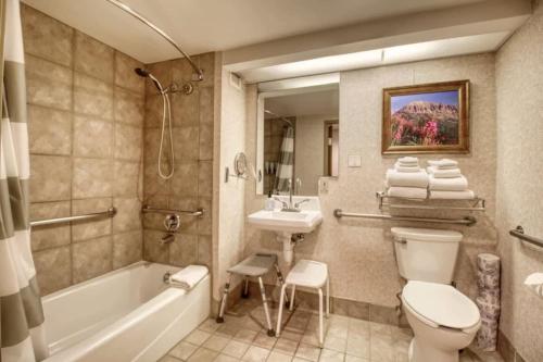 克雷斯特德比特1bd 272 Perfect Location with Pool的浴室配有盥洗盆、卫生间和浴缸。