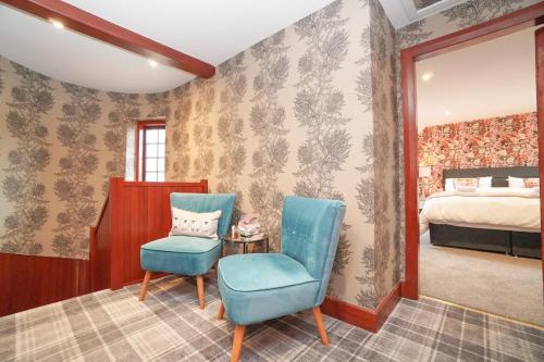 BalmoreBarraston Farm Country Retreat的一间卧室配有一张床和一张蓝色椅子