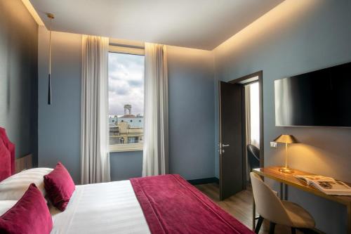 罗马The Guardian的酒店客房设有床和窗户。