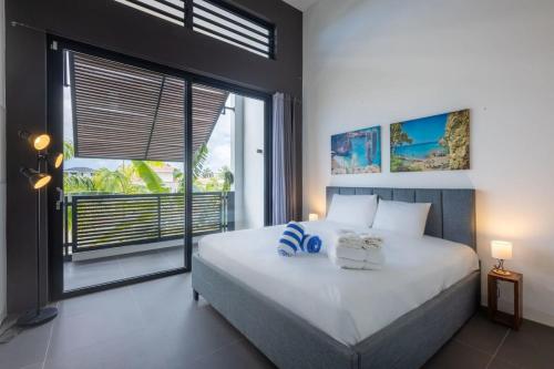 简蒂埃尔Tropical Paradise at Jan Thiel with Private Pool的一间卧室设有一张大床和一个大窗户