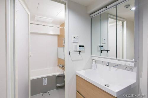 广岛bHOTEL Origaminn 402 - 5 mins PeacePark的白色的浴室设有水槽和镜子