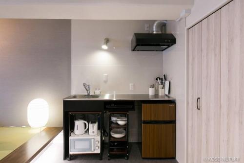 广岛bHOTEL Origaminn 403 - 5 mins PeacePark的厨房配有水槽和台面