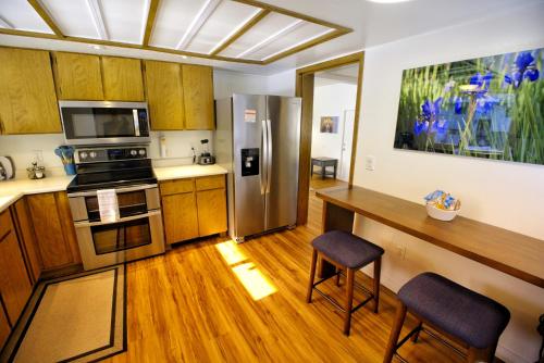 MendenhavenGreen Valley Getaway - 3br Family Friendly Home的厨房配有不锈钢用具和木柜