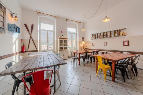 斯培西亚Ostello Tramonti的用餐室配有木桌和椅子