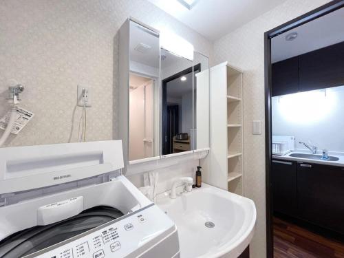 广岛bHOTEL Casaen - Brand New 1BR Apt Near Hondori Shopping District For 6 Ppl的白色的浴室设有水槽和镜子