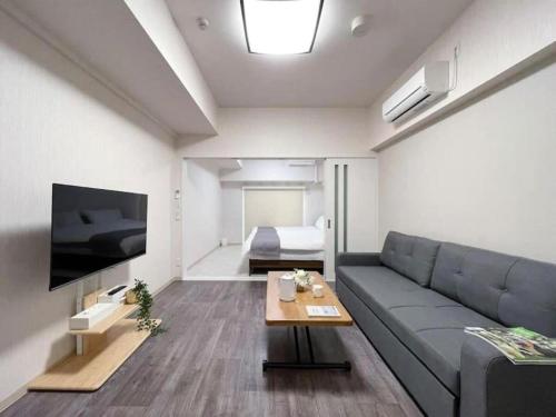 广岛bHOTEL Casaen - Cozy 1BR Apt near Hondori District for 6 Ppl的带沙发和电视的客厅