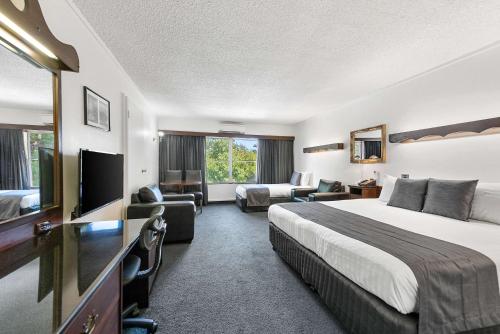 朗塞斯顿伦瑟斯顿殖民风格凯丽酒店的一间酒店客房,配有一张床和一台电视