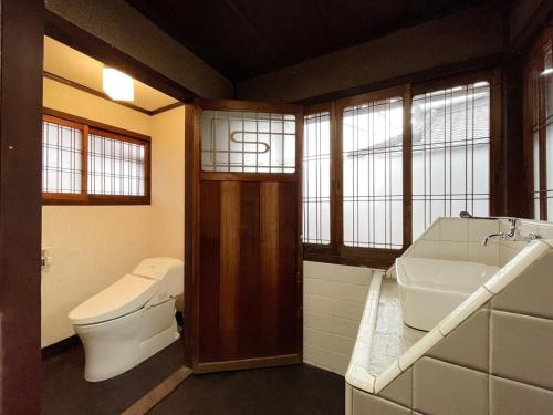 吴市bLOCAL Hayase House - Vacation Villa facing ocean view with BBQ Grill Free Parking Space的一间带卫生间和水槽的浴室