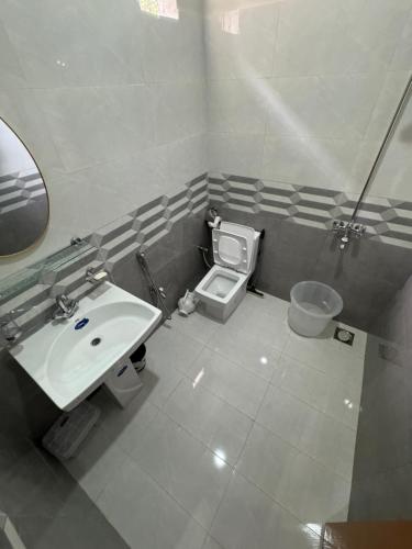 伊斯兰堡Royal Executive Inn Guest House的一间带水槽和卫生间的浴室