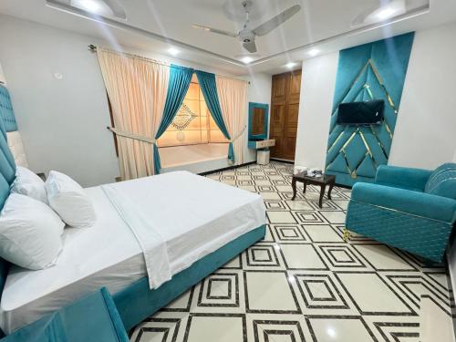 伊斯兰堡Royal Executive Inn Guest House的一间卧室配有一张床和一张蓝色的沙发