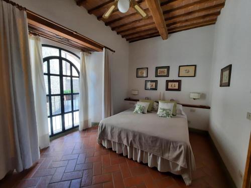 圣焦万尼达索La Capanna,piscina,vista,WiFi,in paese的一间卧室设有一张床和一个大窗户