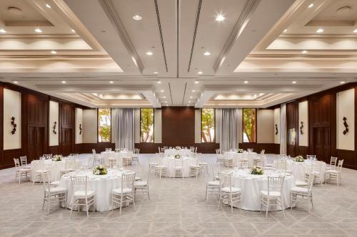 阿德耶Tivoli La Caleta Resort的宴会厅配有白色的桌椅