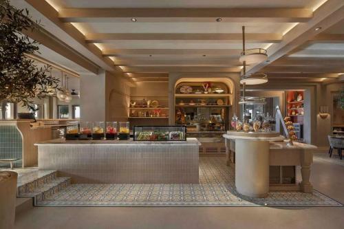 迪拜Bab Al Shams, A Rare Finds Desert Resort, Dubai的一间位于客房中间的带酒吧的餐厅