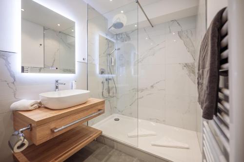 蒂门多弗施特兰德皇家酒店的一间带水槽和淋浴的浴室