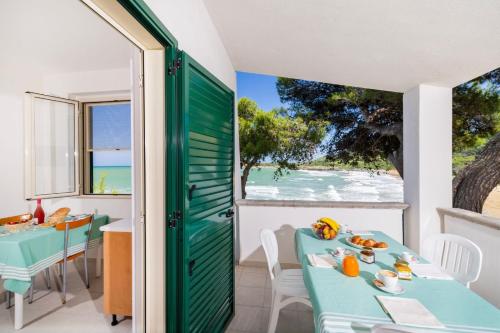 维耶斯泰Crovatico Club Vacanze的一间设有桌子的海景用餐室