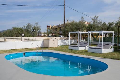 AmbelókipoiHidden Heaven Luxury Villa的一个带凉亭的游泳池和一个蓝色的游泳池