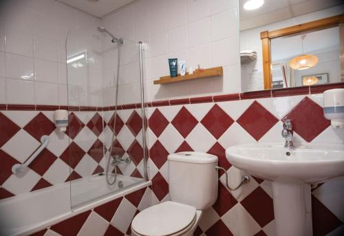 萨各夫雷纳圣胡安旅馆的一间带卫生间和水槽的浴室