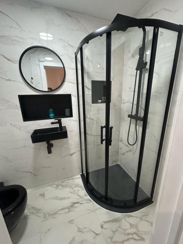剑桥Blissful 1-bedroom entire place的浴室设有玻璃淋浴间和镜子