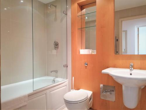 伦敦静物塔山高级公寓的浴室配有卫生间、盥洗盆和淋浴。