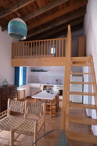 卡拉索纳CAN TONI DEN MESTRE的厨房和带高架床的客厅
