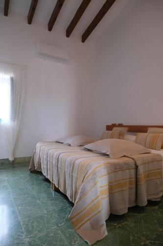 卡拉索纳CAN TONI DEN MESTRE的白色墙壁客房的两张床