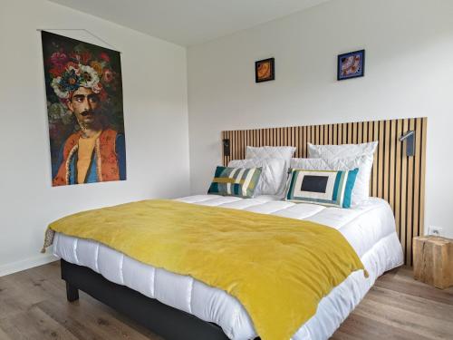 坎佩尔KERLAGATU的一间卧室配有一张壁画床