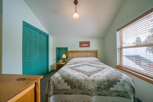 莱德维尔Giddy Betsy 3B的一间卧室配有一张床和一个蓝色的门