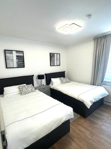 汉诺威Apartment Alana的酒店客房设有两张床和窗户。