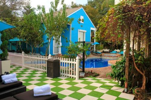 新奥尔良Amazing Modern Property 5 BR Next to French QT & Bourbon的蓝色的房子,带有白色的栅栏和游泳池