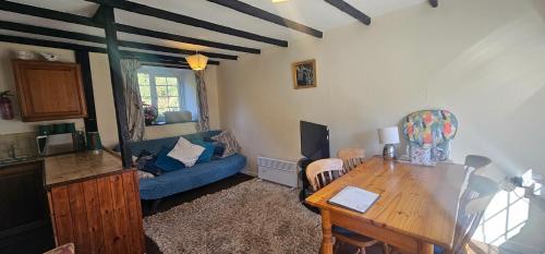 MenheniotDavy Cottage的客厅配有蓝色的沙发和桌子