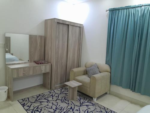 吉达دار الكيان للشقق المخدومة - Dar Al Kayan Serviced Apartments的客厅配有椅子和镜子