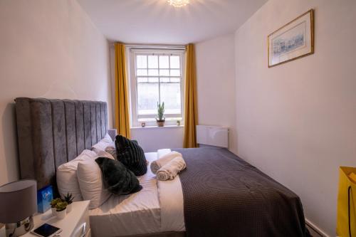 伦敦Chic Urban Retreat 1 Bedroom Gem in Covent Garden 3AB的一间卧室配有一张带两个枕头的床