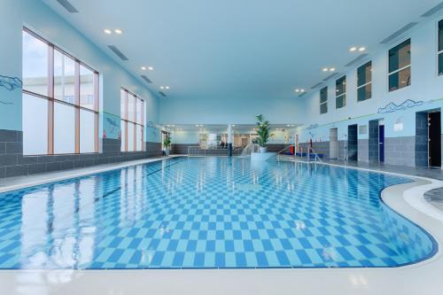 克莱尔莫里斯麦克威廉姆公园酒店的蓝色瓷砖建筑中的游泳池
