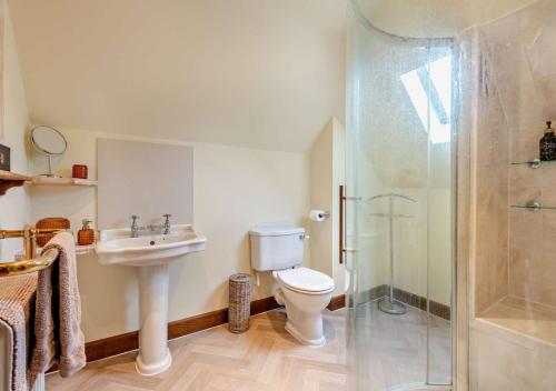 伯恩茅斯Throop House Cottage - Bournemouth的浴室配有卫生间、淋浴和盥洗盆。