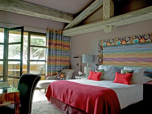 圣特罗佩Hôtel Villa Marie Saint Tropez的一间卧室配有一张带红色毯子的大床
