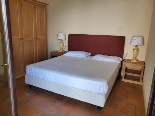 奥杰比奥Residence Il Vigneto的一间卧室配有一张床和两张台灯。