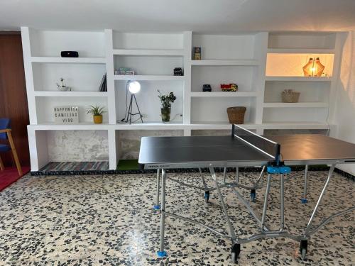 维戈Casa amplia, confortable, céntrica by Prishomes的一间有白色架子的房间,一张乒乓球桌